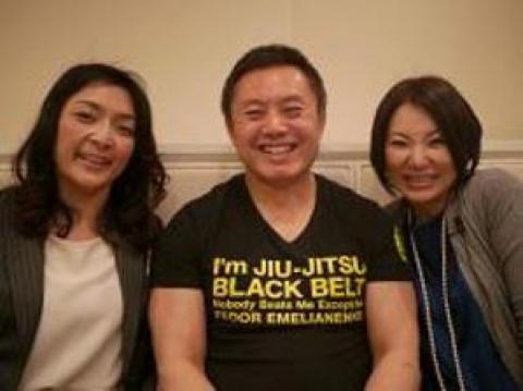 左から勝間和代さん、前所属事務所社長・平野洋一(平野ヨーイチ)さん、広瀬香美さん