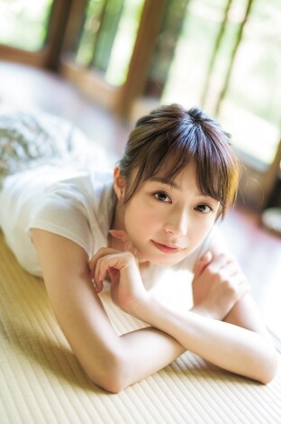 畳に寝転がる宇垣アナのグラビア