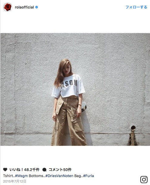 イタリアブランド「MSGM」を着用するローラの写真