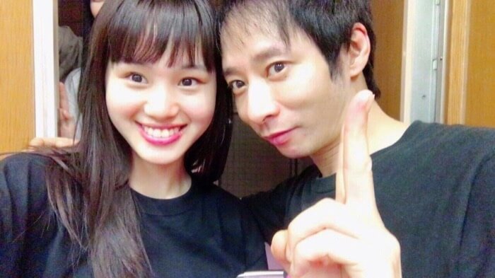 いしだ壱成と飯村貴子がピースサインをしているツーショット