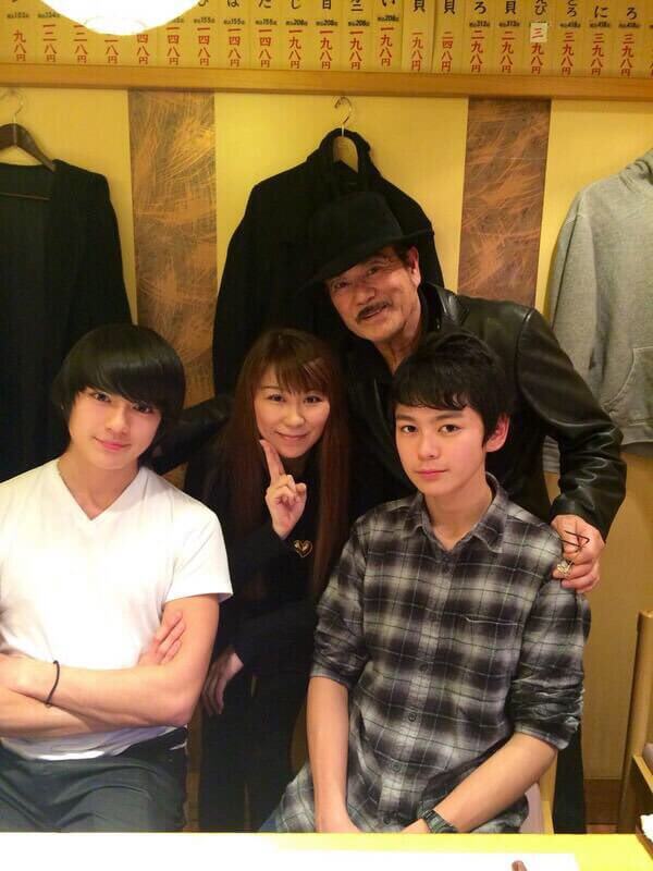 千葉真一と子ども3人の家族写真