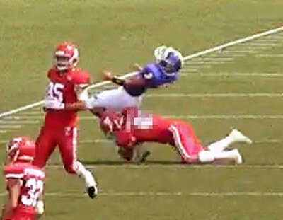 日大アメフト部の悪質タックルの瞬間