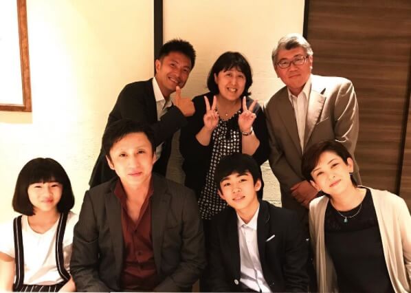 松本染五郎の家族写真（右下が妻の藤間園子さん）